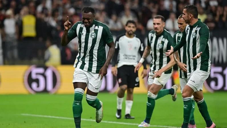 Coritiba derrota o Corinthians, quebra tabu e sobe na tabela do Brasileirão