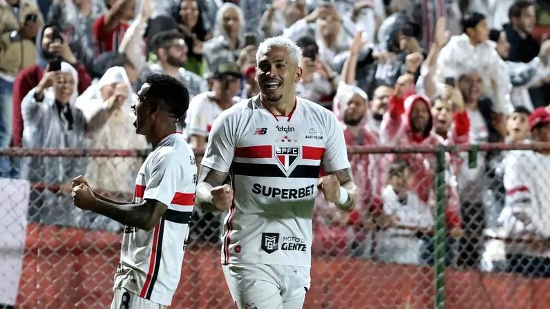 Luciano, atacante do São Paulo, comemora gol marcado