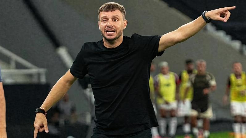 Anselmi reage após derrota para o Flamengo com frase 'Então sou burro'