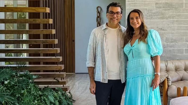 Newton Lima visita a casa da arquiteta Cassiana Miranda com o living voltado para a paisagem e a proposta de deixar o verde entrar. O projeto de paisagismo foi assinado por Catê Poli