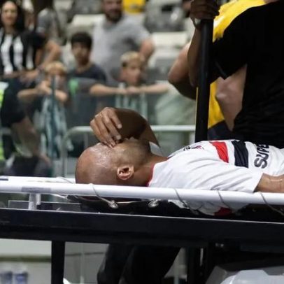 Lucas Moura sofre choque nas costas, sai de maca e fará exames no hospital