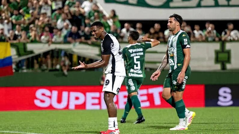 Corinthians e Chapecoense empataram em 0 a 0 (Foto: Gilson Freitas/Agência F8/Gazeta Press)