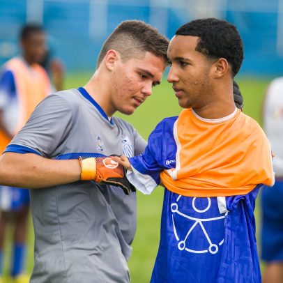 Menino sem braços treina futebol no Rio e sonha em ser jogador