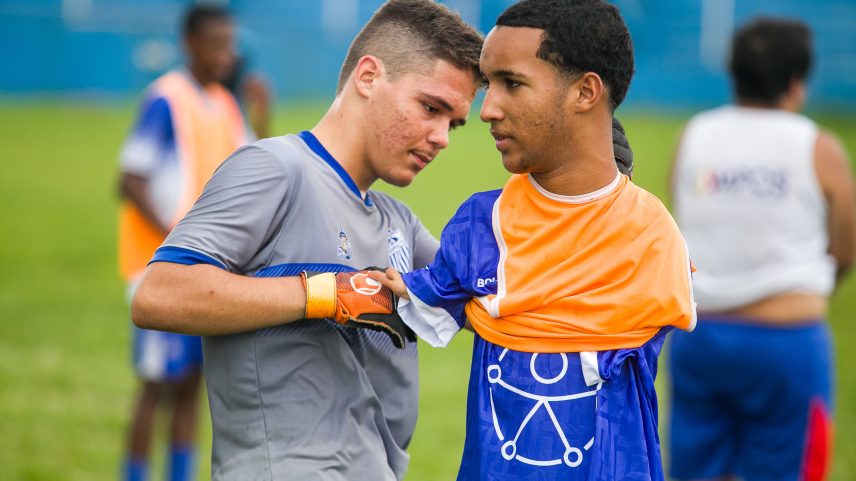 Allanzinho, o menino que não tem os braços, é o camisa 10 do sub-15 do Goytacaz — Foto: Raphael Bózeo*