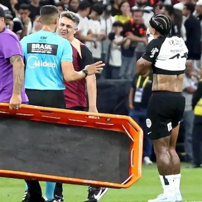 Memphis sente incômodo na coxa e é substituído no 1º tempo contra o Corinthians