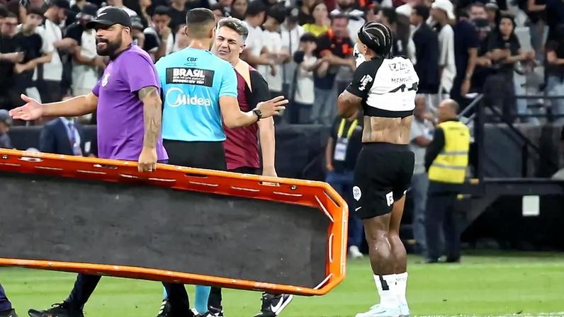 Memphis, atacante do Corinthians, sente dores