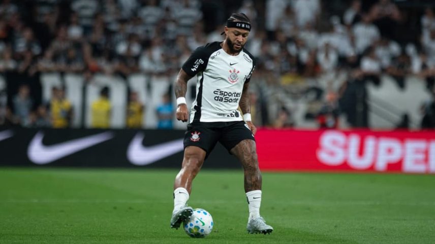 Memphis Depay se machucou durante Corinthians x Flamengo (Foto: Ronaldo Barreto/Thenews2/Gazeta Press)