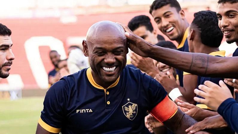 Vagner Love se despede do futebol e é homenageado por companheiros (Foto: Wilson Castro/W9 PRESS/Gazeta Press)