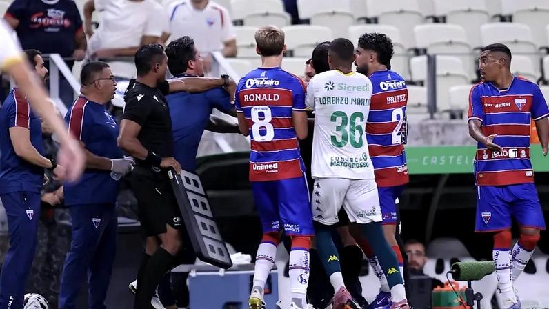 Thiago Carpini, treinador do Fortaleza, e Eduardo Barros, técnico do Cuiabá, durante a confusão (Foto: Baggio Rodrigues/ Agif/Gazeta Press)