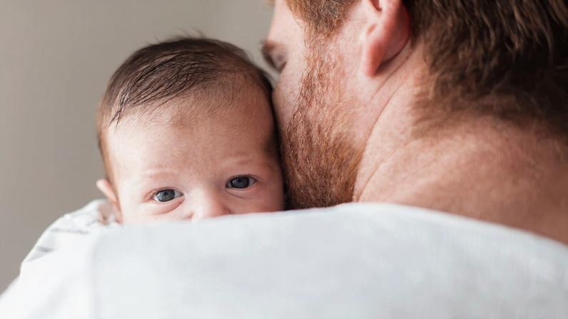 Pai com bebê no colo — Foto: Freepik