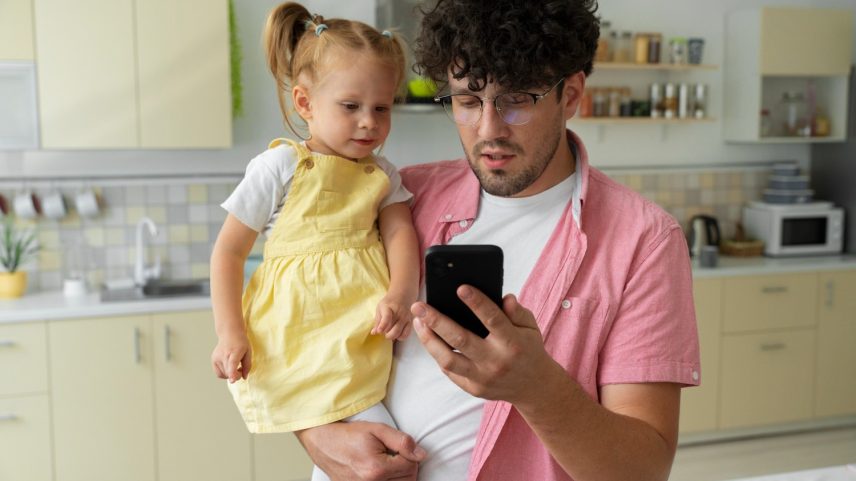 Pediatra espanhol reflete sobre o chamado "phubbing" — Foto: Freepik