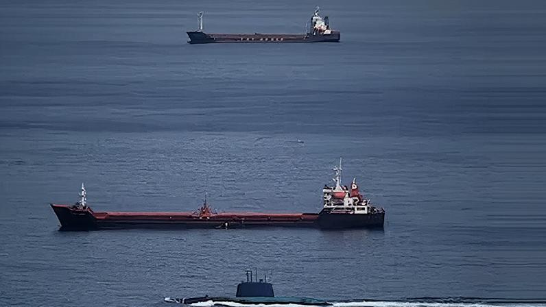 Un submarino israelí patrulla la bahía de Haifa, este sábado.
