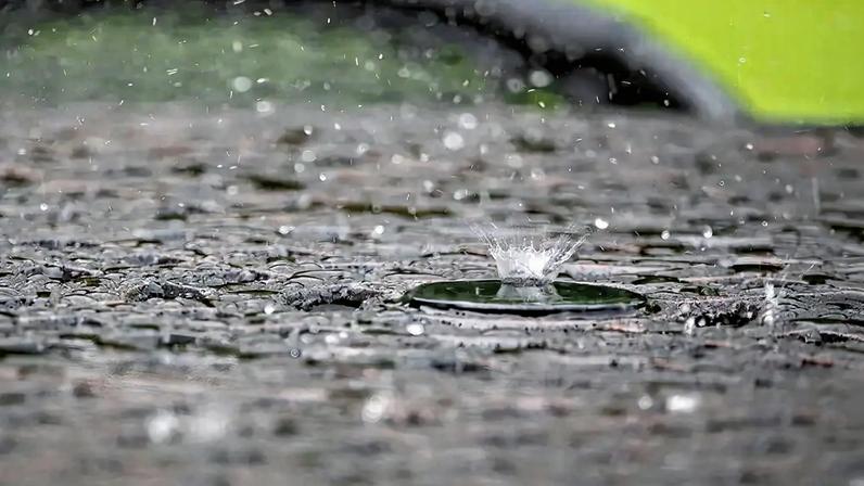 Fotografia de chuva caindo.