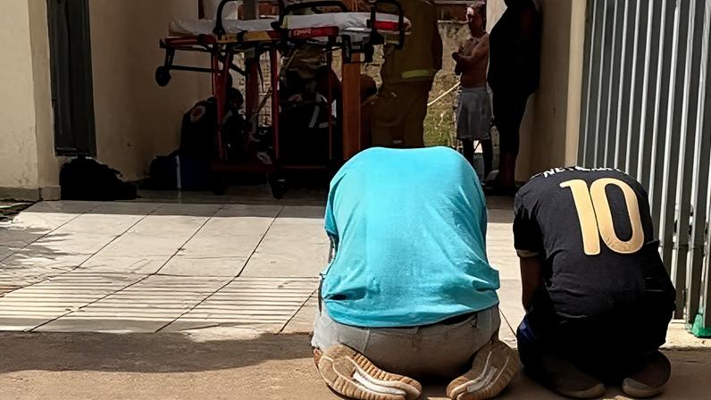 Os dois amigos oraram pelo amigo machucado durante o atendimento. (Foto: Plantão Maringá).