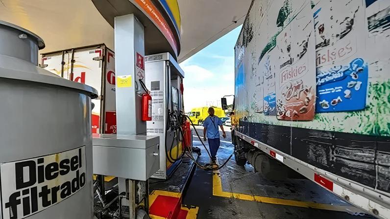 Caminhão abastece com diesel em posto em São José dos Campos (SP)
