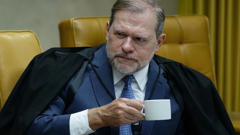 26.fev.2026 - Os ministros Alexandre de Moraes e Dias Toffoli (dir.) em sessão plenária do STF sobre penduricalhos