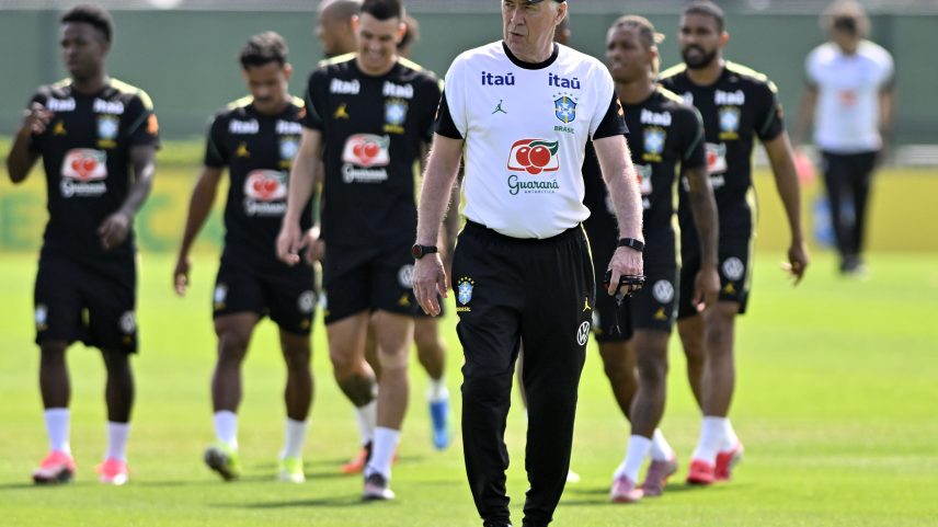 Torcida canta o nome de Neymar no segundo tempo de Brasil x Croácia