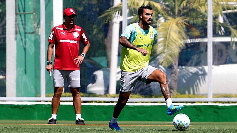 Abel Ferreira comanda treino do Palmeiras. Jefté com a bola — Foto: Cesar Greco / Palmeiras