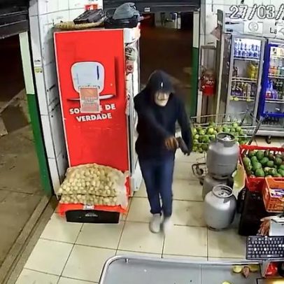 Ladrão mascarado assalta varejão, briga com cliente e foge