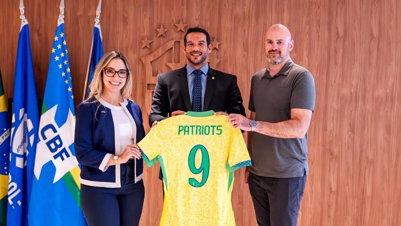 Da esquerda para a direita: a gerente dos Patriots no Brasil, Lara Guimarães; o presidente da CBF, Samir Xaud; e diretor sênior de expansão global dos Patriots, Joe Dorant
