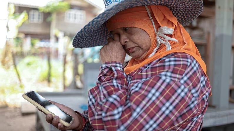 Família tailandesa aguarda parente desaparecido após ataque a navio no Hormuz