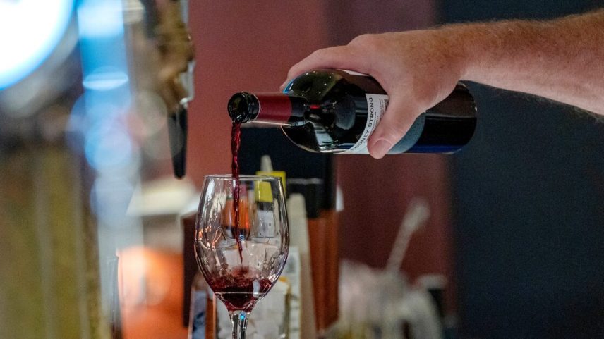 Por trás do movimento está uma tentativa do setor de dissociar o vinho do debate mais amplo sobre os malefícios do álcool (Foto: David Paul Morris/Bloomberg)