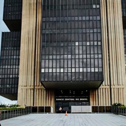 Bancos revisam cenário e admitem Selic estável com guerra