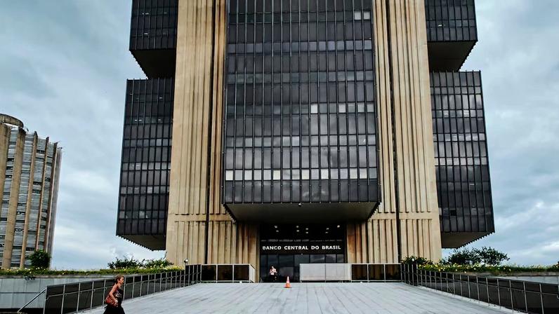 Bancos revisam cenário e admitem Selic estável com guerra