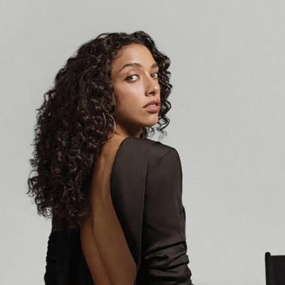 Absolut Dark: nova cor de cabelo de Alice Carvalho antes do Oscar 2026