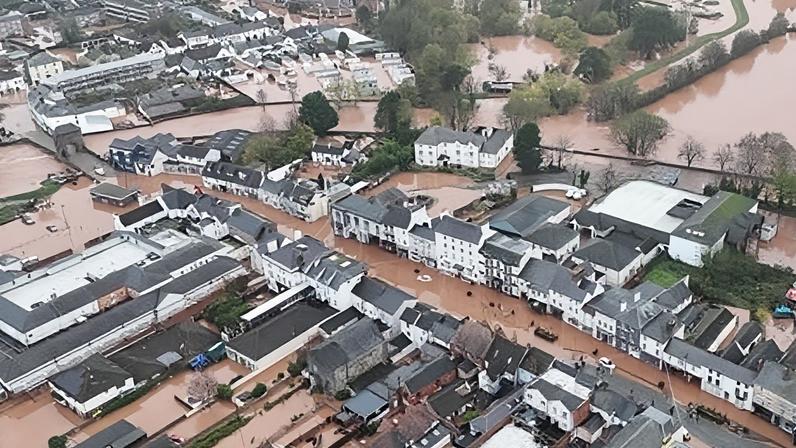 Destruição em cidade adormecida após rio atingir 18 vezes o nível normal