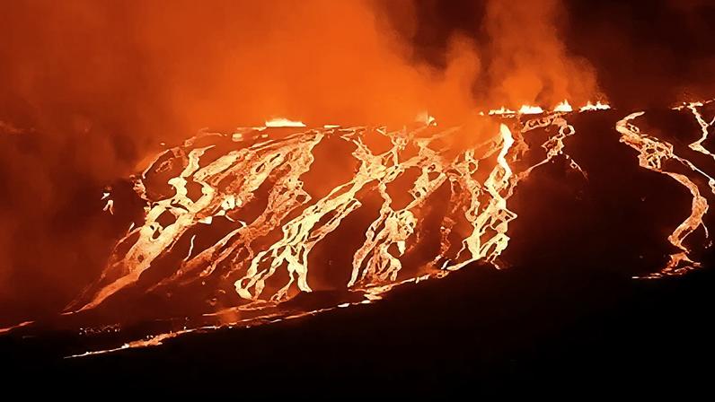 Vulcão La Cumbre em erupção nas ilhas Galápagos, no Equador. Imagem de 2024