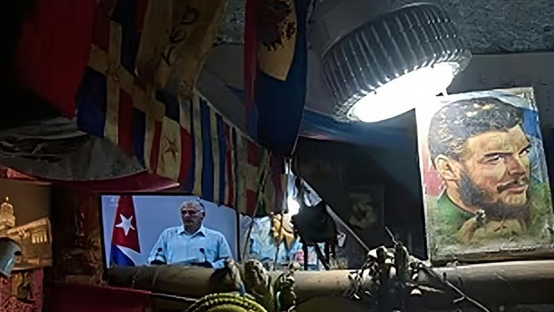An image of Cuban Revolutionary hero Ernesto "Che" Guevara stands next to a TV inside a souvenir shop in Havana, 13 March, 2026