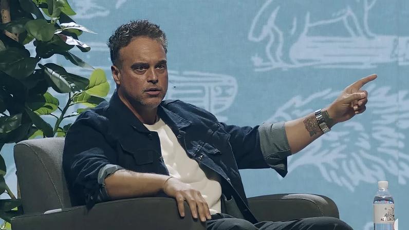 Ex-ator pornô que virou pastor diz que silêncio espiritual atrapalha o propósito de Deus