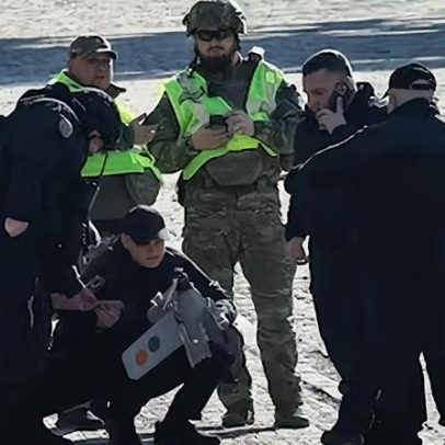 Restos de drone russo caem no centro de Kiev durante ataque diurno