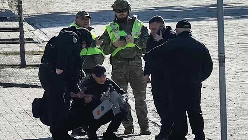 Restos de drone russo caem no centro de Kiev durante ataque diurno