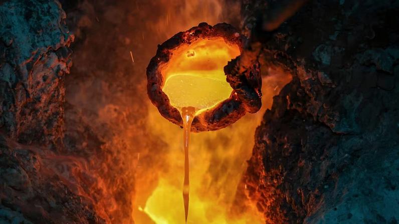 Alumínio dispara após ataques do Irã a fundições no Golfo; escassez aumenta