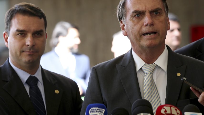 Flávio Bolsonaro e o ex-presidente articulam candidatura para 2026