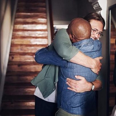 20 Versículos da Bíblia sobre amizade destacam valores e reflexão