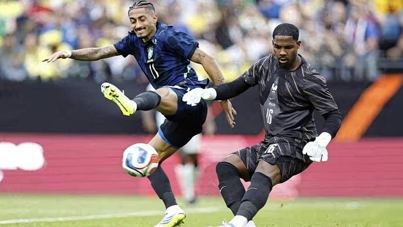 Barcelona libera Raphinha para recuperação no Brasil