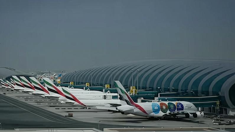 Aviones de Emirates en el Aeropuerto Internacional de Dubái, este domingo.