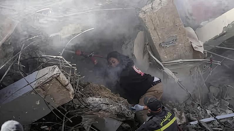 Unos bomberos tratan de apagar un fuego tras un bombardeo israelí, este domingo en Ghaziyeh, en el sur de Líbano.