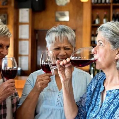Beber vinho tem menos risco cardíaco que outras bebidas, aponta estudo