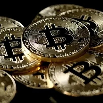 Bitcoin cai com incertezas por guerra e volta a ficar abaixo de US$ 70 mil