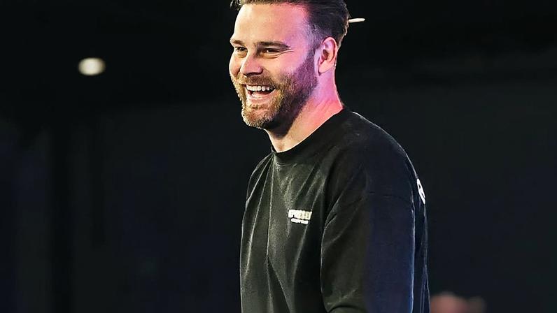 Pastor britânico relata mais de 1.000 conversões em um ano com a Geração Z