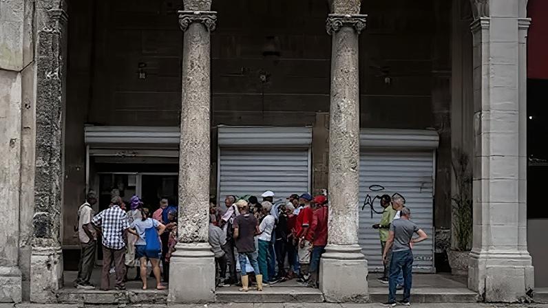 Un grupo de personas hacen fila en un banco en La Habana, el 17 de marzo.
