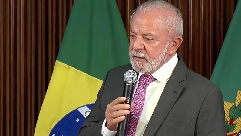 Lula discursando em Brasília