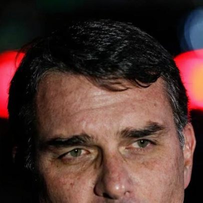 Flávio Bolsonaro pede prisão domiciliar para o pai em reunião com Moraes