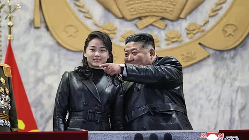 El líder norcoreano, Kim Jong-un, junto a su hija, Kim Ju-ae, durante un desfile militar el pasado miércoles, en la clausura del Congreso del Partido de los Trabajadores, en Pyongyang.