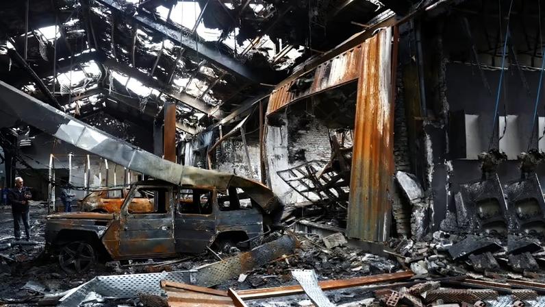 Interior de uma oficina mecânica e concessionária de veículos danificada por um ataque, em meio ao conflito entre os EUA e Israel com o Irã, em Teerã, Irã