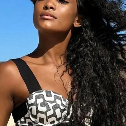 Erika Januza aos 40 recomenda pilates para manter perna em ponta, como bailarina